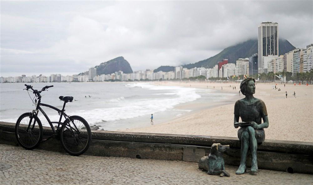 Pogled na kip Clarice Lispector na plaži Leme v Riu de Janeiru. Foto: EPA
