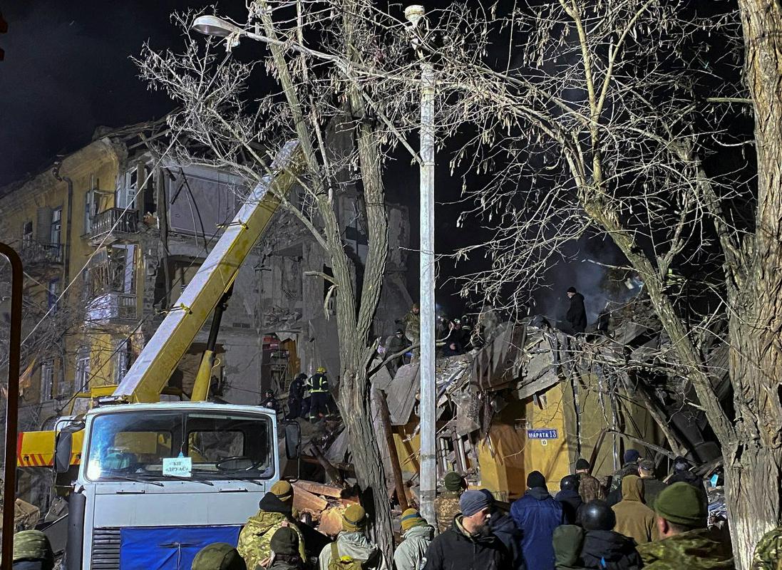 Posledice napada na stanovanjski blok v Kramatorsku. Foto: Reuters