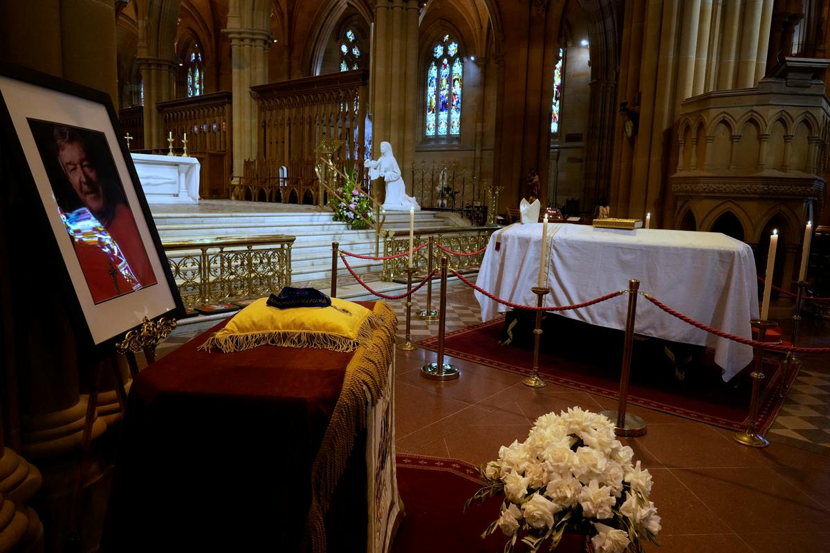 Mašo je daroval sydneyjski nadškof Anthony Fisher. Foto: Reuters