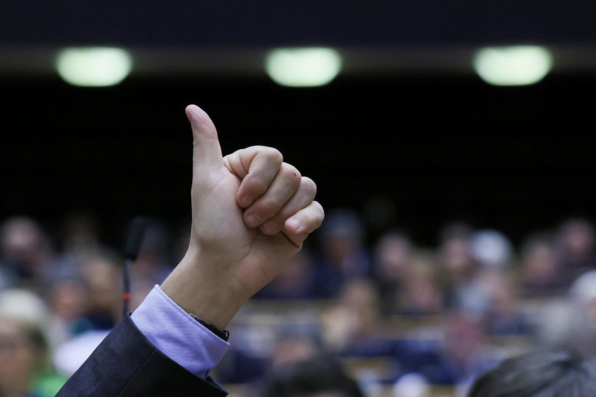 Evropski poslanci so izglasovali odvzem imunitete svojima kolegoma. Foto: Reuters