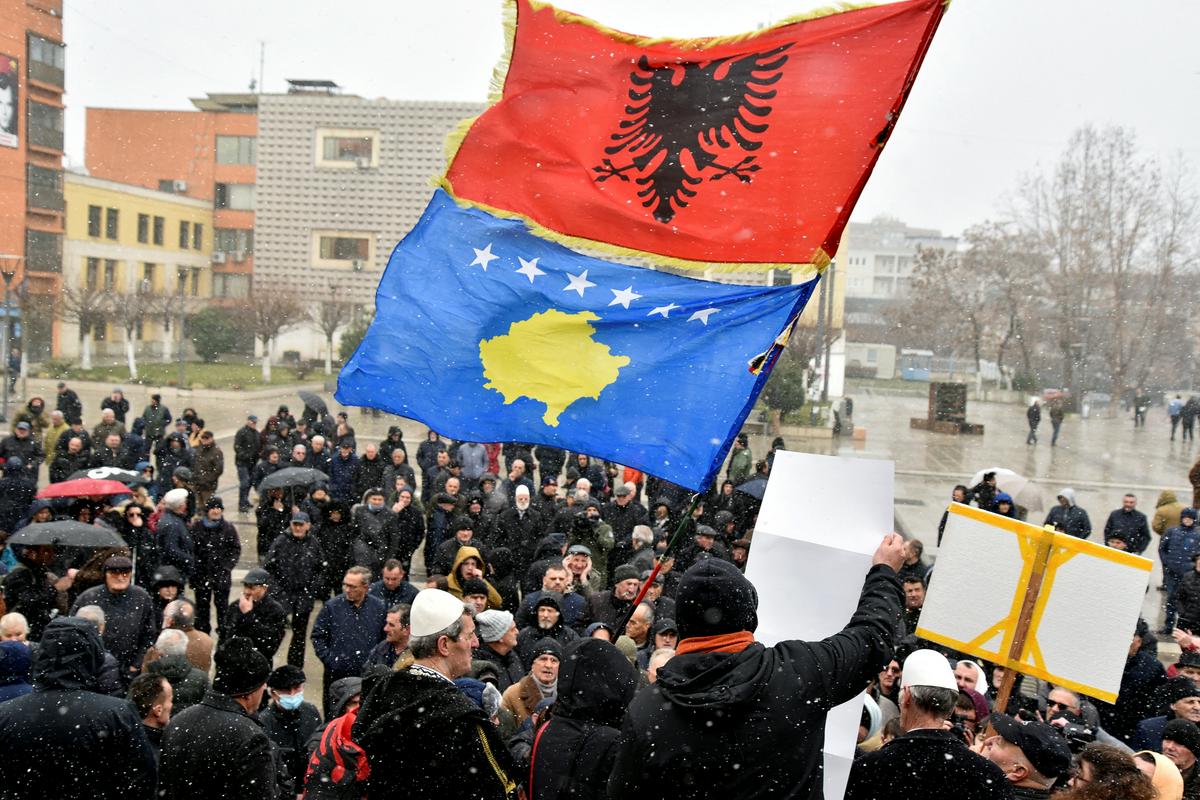 Protest proti ustanovitvi skupnosti srbskih občin v Prištini konec januarja. Foto: Reuters