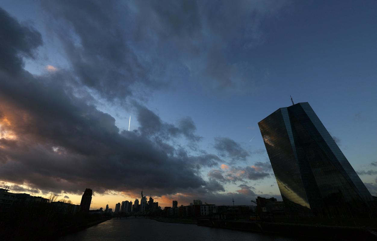 Svet ECB-ja naj bi po marcu upočasnil dinamiko zviševanja obrestnih mer. Foto: Reuters