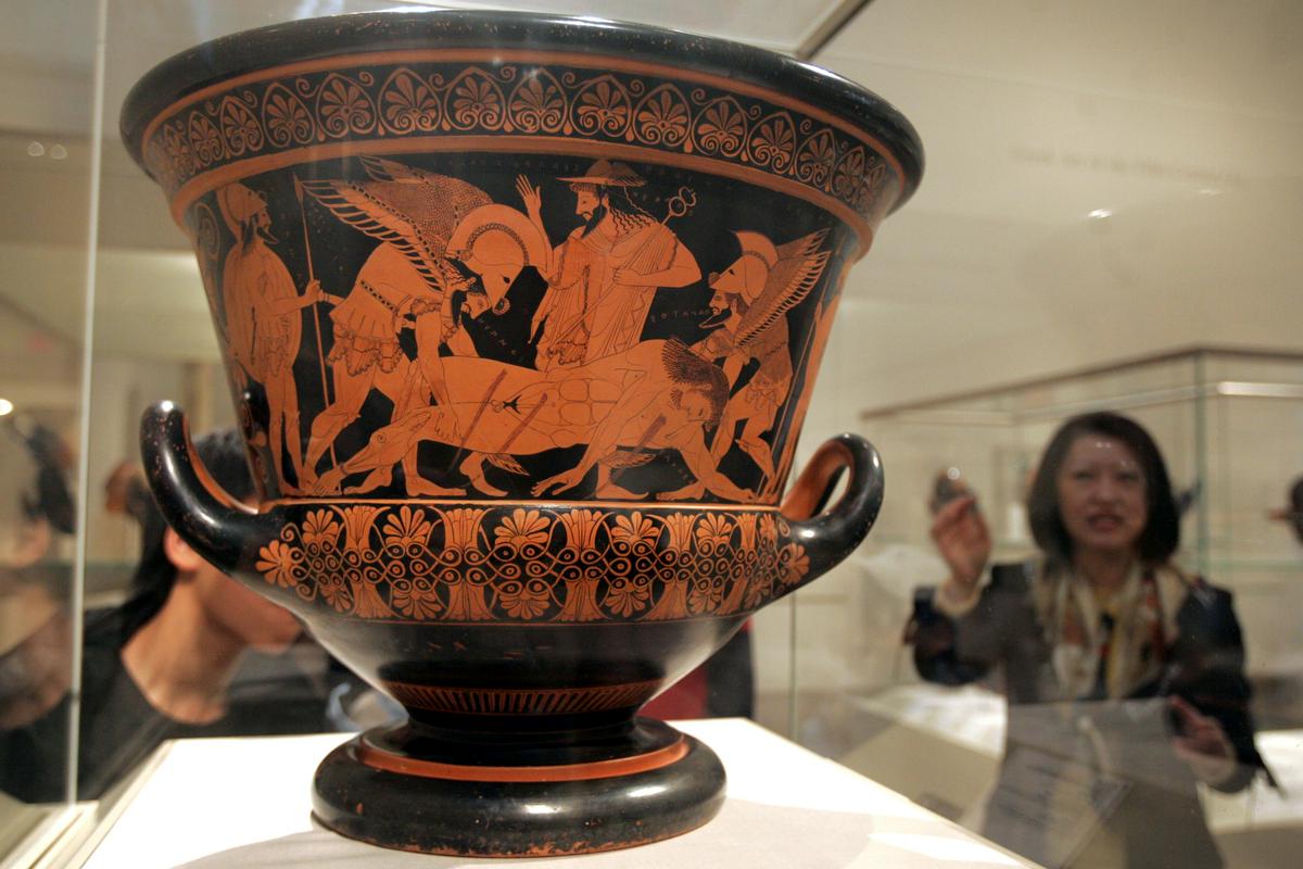 Ob smrti vatikanskega kanonika so pojavila tudi vprašanja o usodi originalne Evfronijeve vaze. Foto: AP