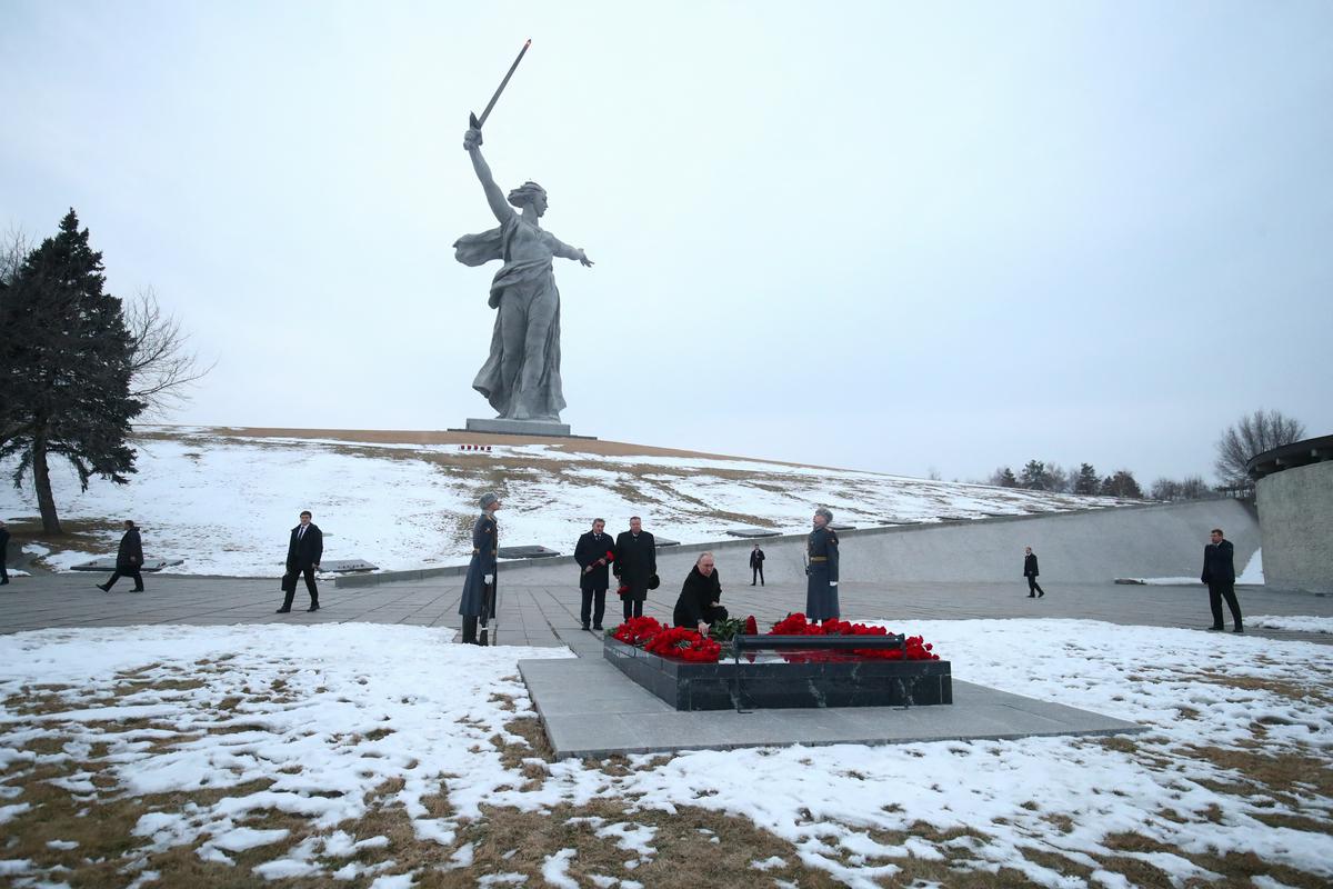 Putin je položil venec na grobu sovjetskega maršala Vasilija Čujkova, ki je vodil obrambo Stalingrada med drugo svetovno vojno. Foto: Reuters