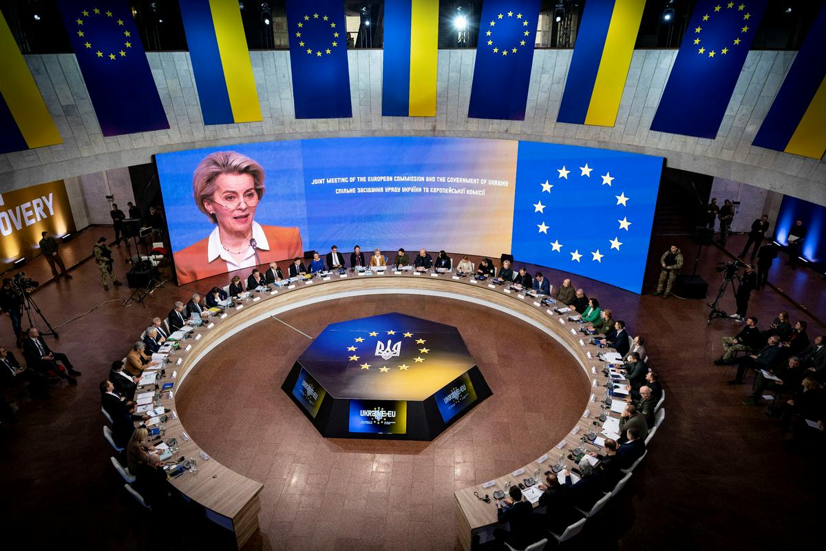 Evropska komisija je med četrtkovim obiskom v Kijevu napovedala nov sveženj pomoči v vrednosti 450 milijonov evrov na humanitarnem področju in v okviru dvostranskega sodelovanja. Foto: Reuters