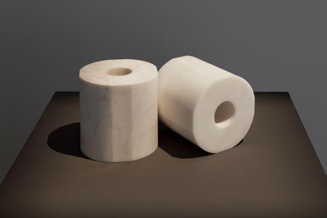 Na ogled bodo tudi tri Ajeve skulpture toaletnega papirja iz marmorja in stekla; serija je nastala leta 2020 in tematizira povpraševanje po osnovnih potrošnih izdelkih v času pandemije. To, da je navaden zvitek toaletnega papirja v spremenjenih okoliščinah postal dragocen, ponazarja, da predmeti glede na kontekst pridobivajo in izgubljajo pomen. Foto: Tang Contemporary Art.