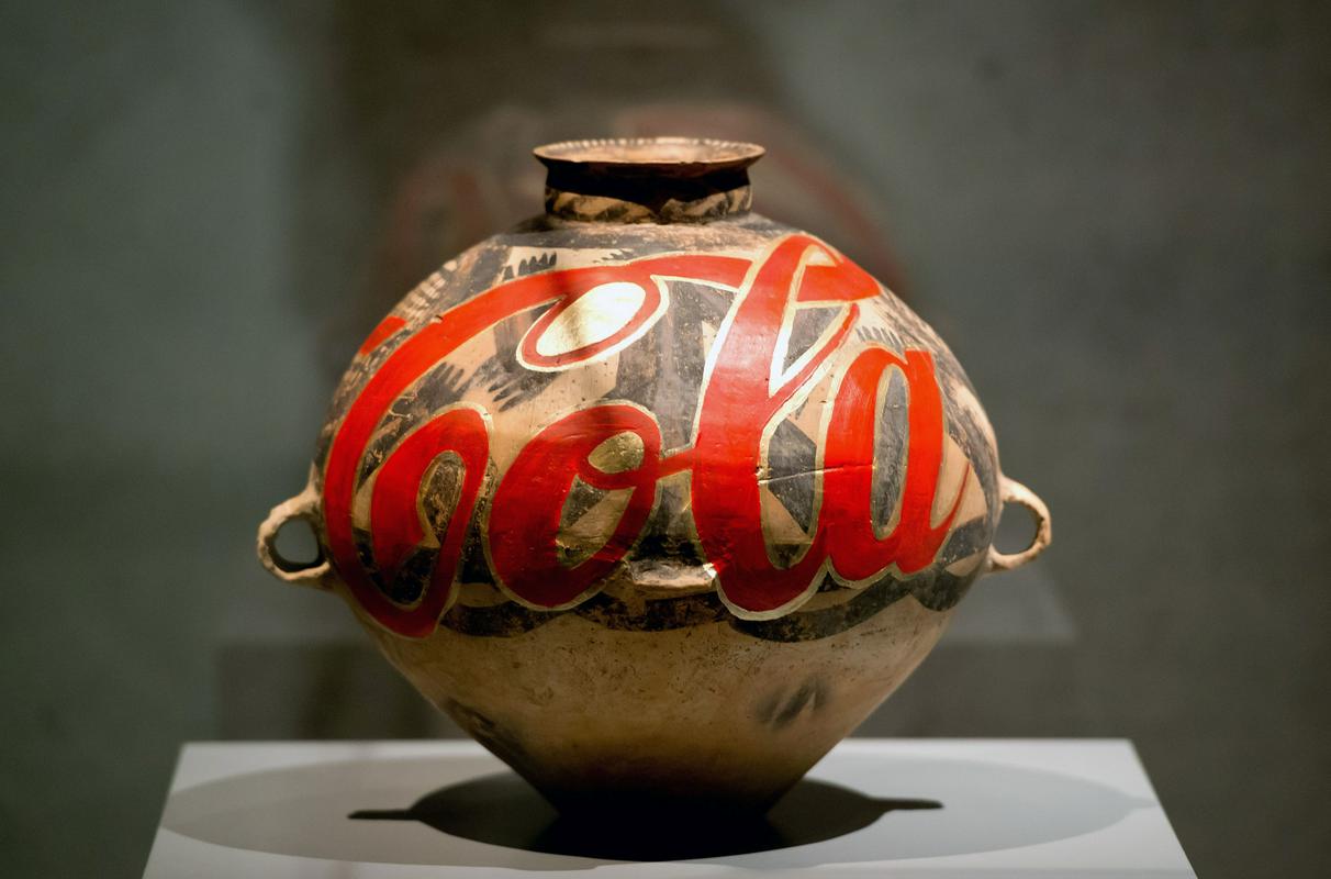 Serija vaz in žar z logotipom Coca-Cole je ena najbolj dolgoživih in najslavnejših umetnikovih serij; prva dela so nastala že leta 1993. Emblem ameriškega kapitalizma je postavljen ob starodavno kitajsko obrt, kar simbolizira spremembe v Ajevi domovini. Foto: EPA