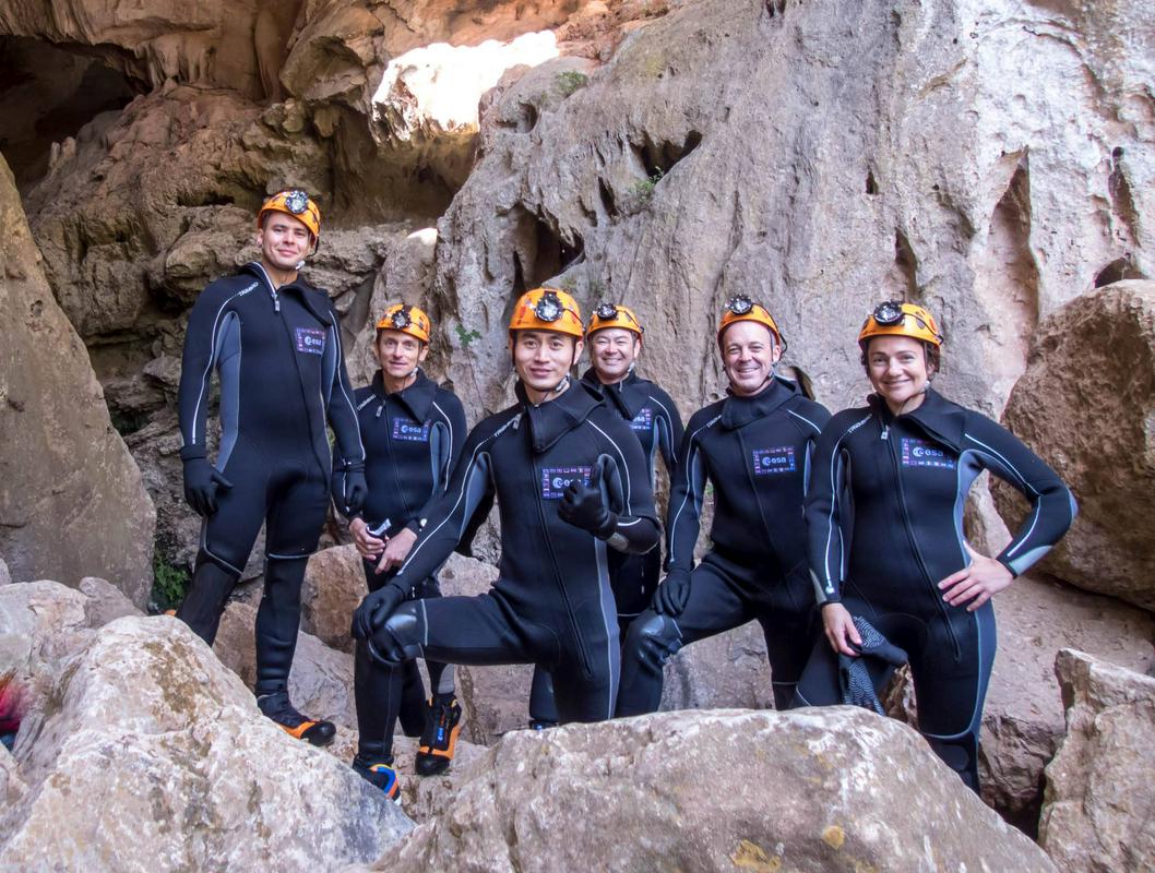 Tajkonavt Je Guangfu na skupnem treningu z evropskimi astronavti na Siciliji leta 2016, ko so se odpravili v tamkajšnje jame. Mimogrede, takšen trening v okviru programa CAVES občasno izvajajo tudi v Škocjanskih jamah. Foto: ESA–S. Sechi