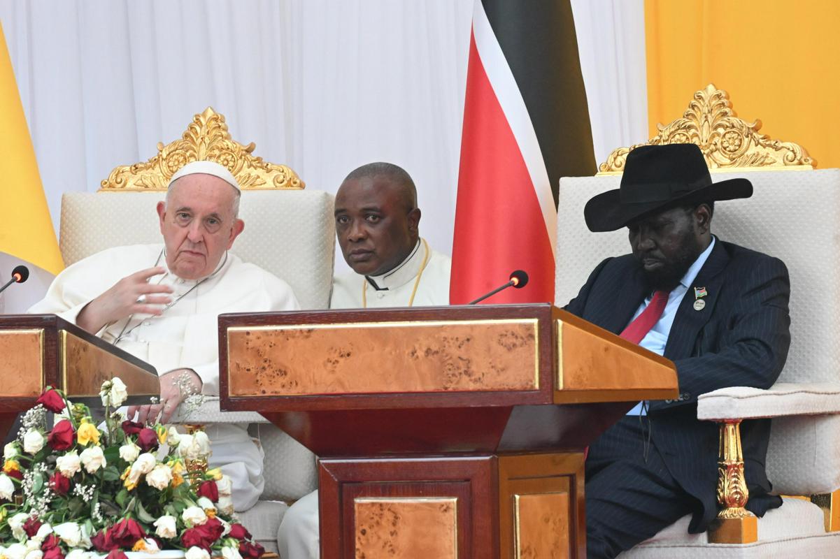 Papež se je sešel z južnosudanskim predsednikom Kiirom (desno). Foto: EPA