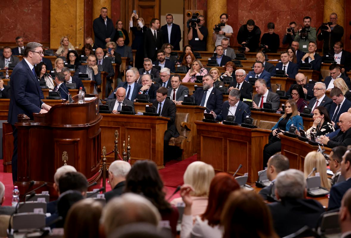 Vučić med nagovorom poslank in poslancev. Foto: EPA