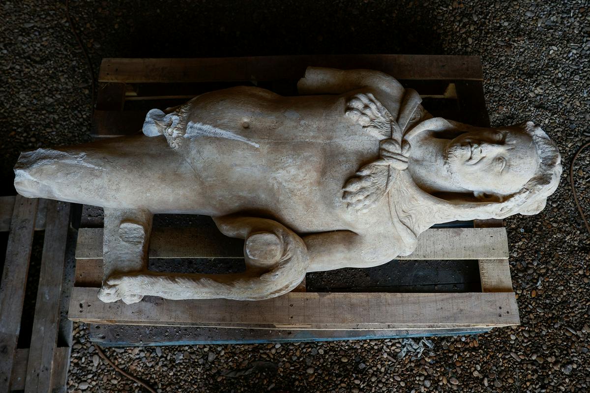 Dela na tem območju potekajo že več mesecev, a je to šele prva arheološka najdba – ni pa presenetljiva, ker gre za nekoč gosto poseljen del antičnega Rima. Foto: Reuters