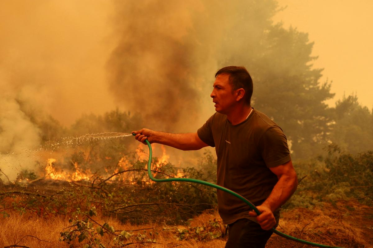 Predsednik Gabriel Boric je dejal, da nekateri znaki kažejo, da so bili morda nekateri požari podtaknjeni, a podrobnosti ni predstavil. Foto: Reuters