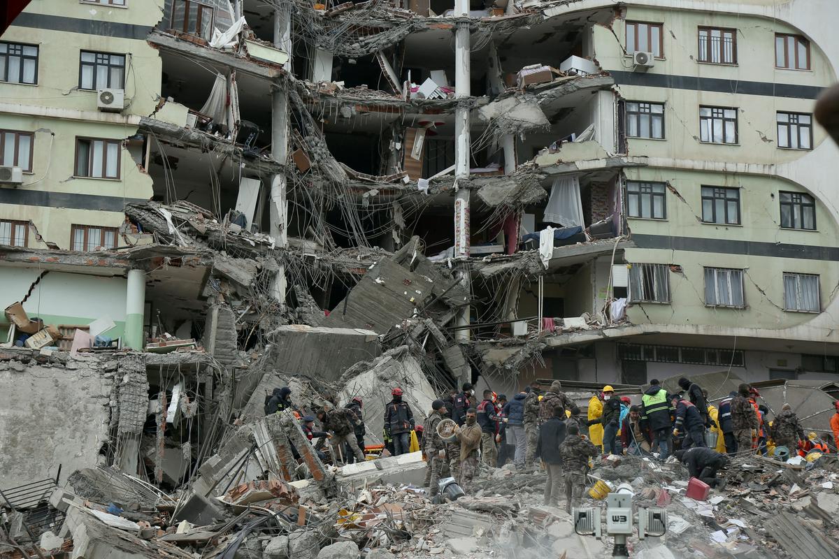 Reševalci iščejo preživele pod ruševinami. Foto: Reuters