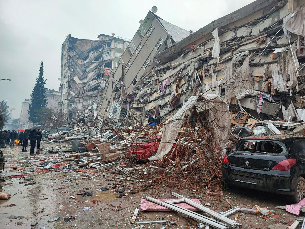 Prebivalci Kahramanmarasa so nemočno opazovali, kako so v ruševinah izgubili svoje imetje. Foto: Reuters