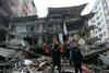 Terremoto: il bilancio delle vittime continua a salire