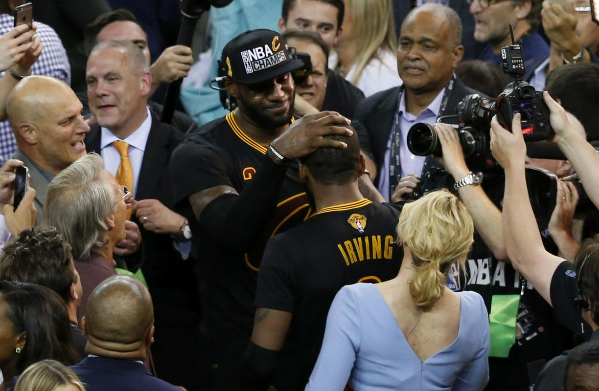 James in Irving sta 19. junija 2016 osvojila naslov s Clevelandom. Cavaliersom je uspela velika vrnitev v finalni seriji, saj je Golden State vodil že s 3:1 v zmagah. Foto: EPA
