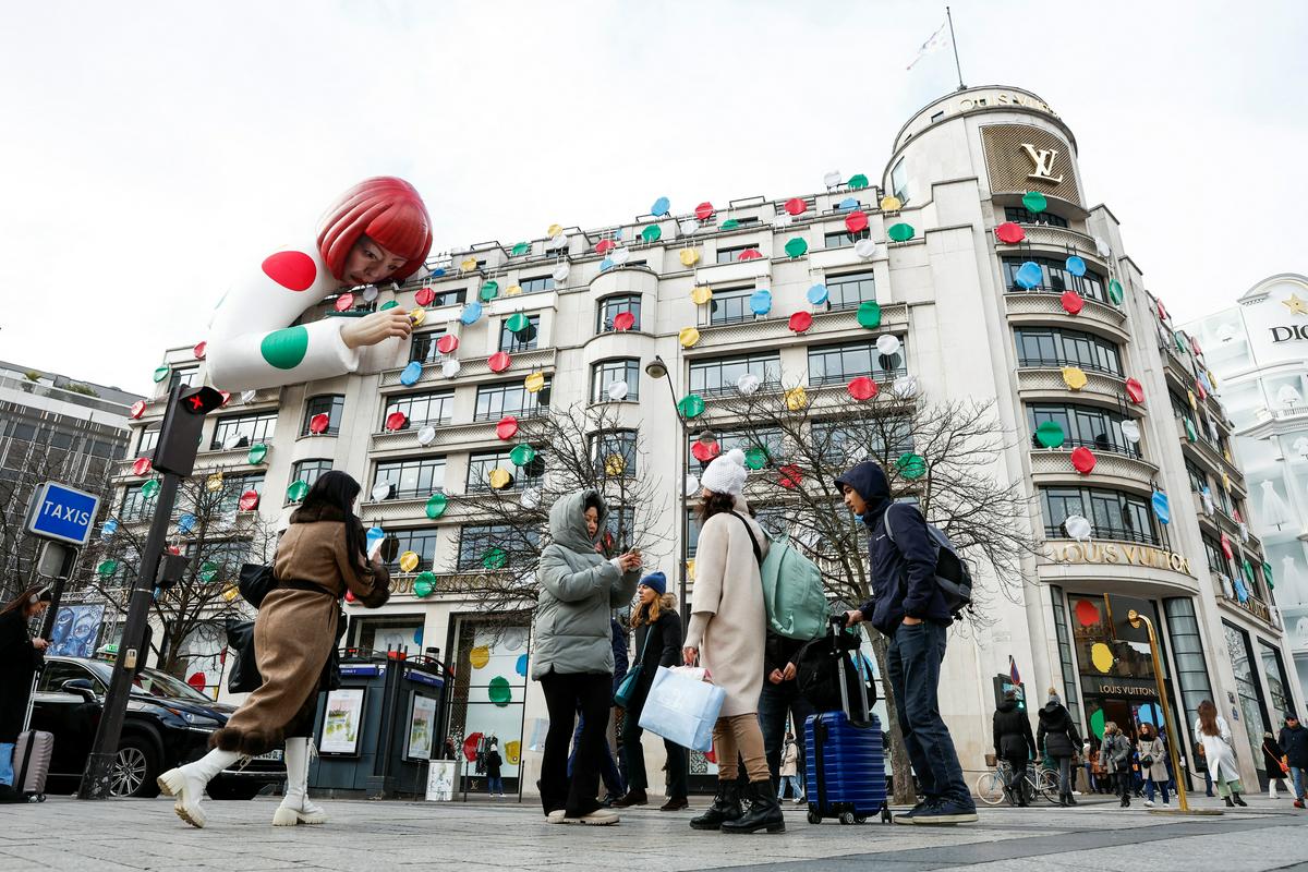 Z umetničinim zaščitnim znakom – pikami – so opremili izdelke in prodajalne na ulicah Pariza, Londona, New Yorka in Tokia. Foto: Reuters