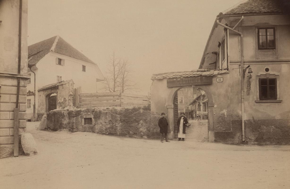 Vhod v gostilno v 19. stoletju. Foto: dLib