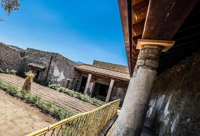 Vila Vettijcev je eden izmed treh objektov, na katere so doslej namestili tako rekoč nevidne sončne kolektorje na območju svetovno znanega arheološkega najdišča Pompeji. Foto: EPA