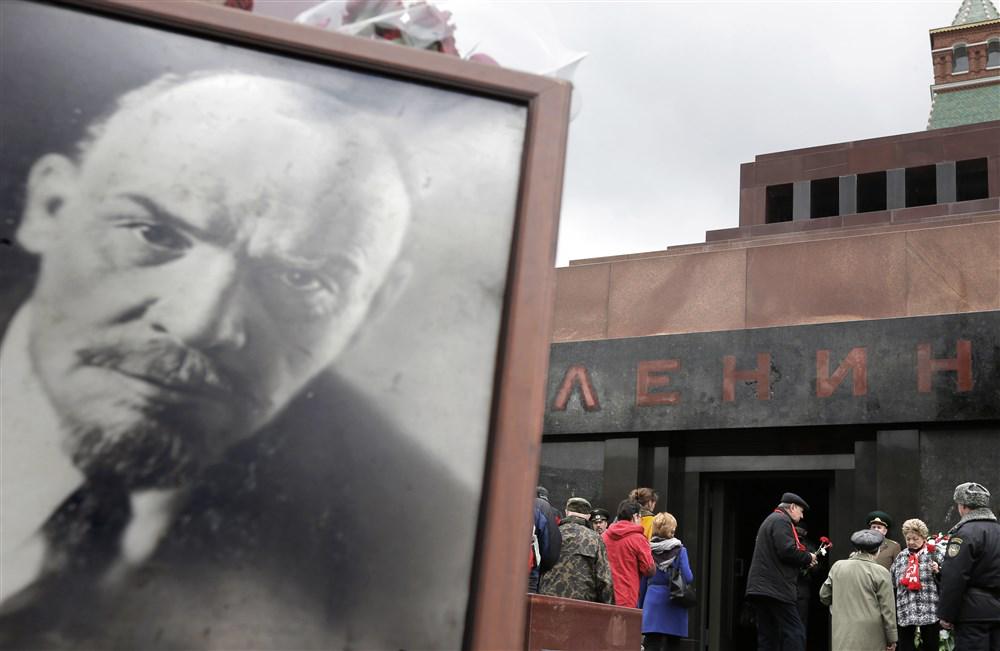 Po razpadu Sovjetske zveze so sicer Lenina večkrat poskušali pokopati. Foto: EPA