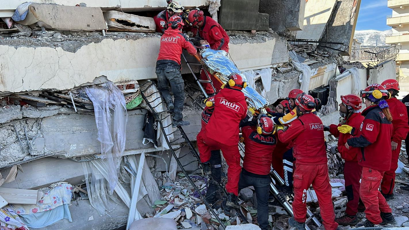 Reševalci bijejo bitko s časom. Foto: Reuters