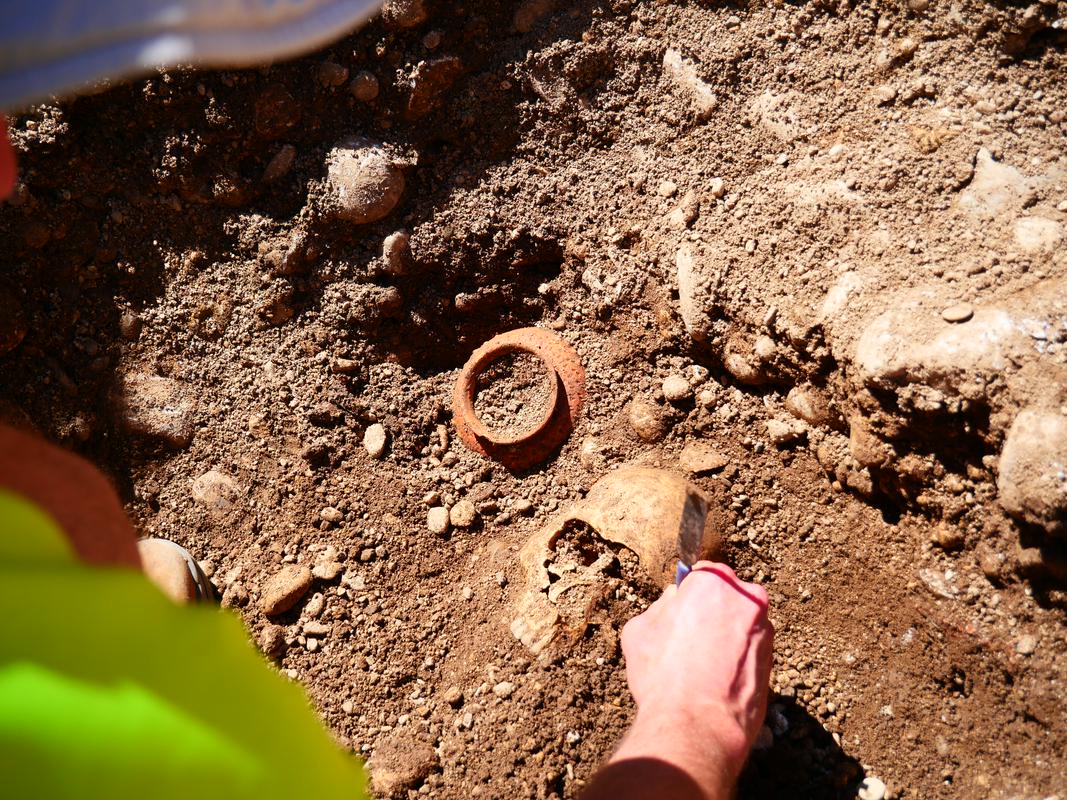 Grob 1 med arheološkimi  izkopavanji, v katerem je bila pokopana pokojnica, ki je bila ob smrti starejša od 40 let. Foto: foto Rok Bremec / PJP d. o. o.