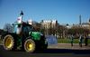 Francoski kmetje s traktorji zasedli Pariz in nasprotovali prepovedi pesticidov