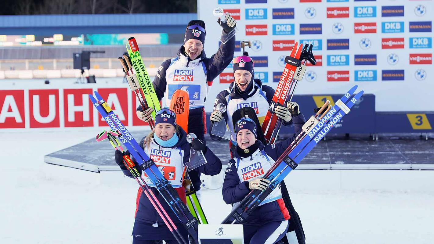 Veselje norveške mešane biatlonske štafete po osvojitvi naslova svetovnega prvaka. Foto: EPA