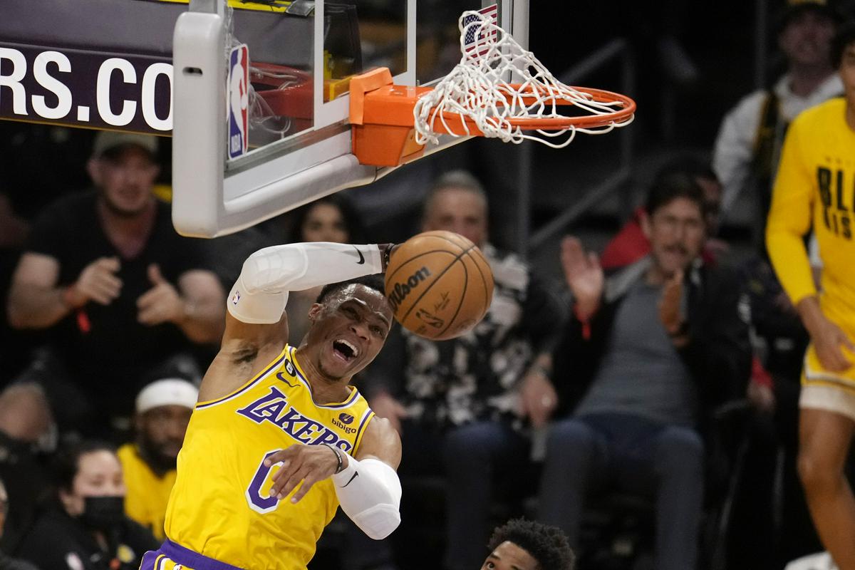 Russell Westbrook je zadnjo tekmo v dresu Lakersov odigral v torek, ko je LeBron James postal najboljši strelec v zgodovini lige. Foto: Reuters