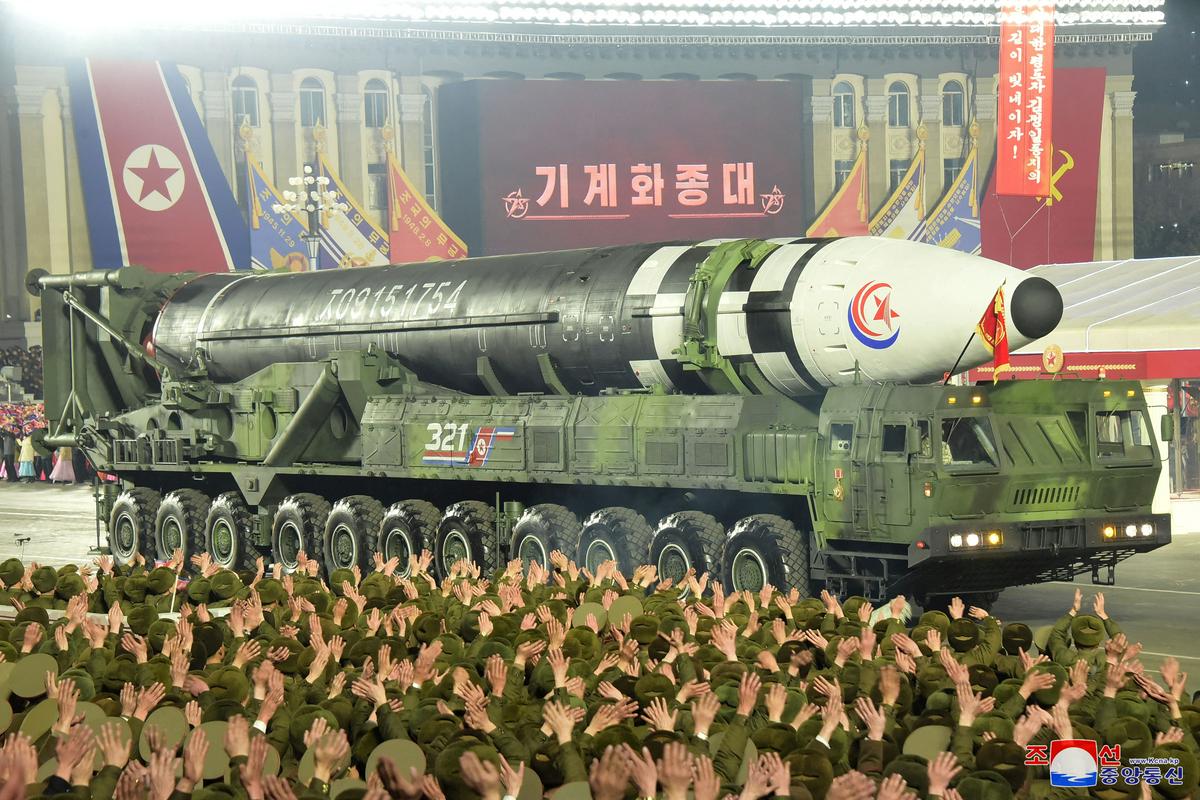 Severna Koreja ob pomembnih praznikih in dogodkih redno prireja vojaške parade, številni strokovnjaki pa jih pozorno spremljajo, saj iščejo namige o napredku tamkajšnjega režima pri razvoju prepovedanega orožja, poroča francoska tiskovna agencija AFP. Foto: Reuters