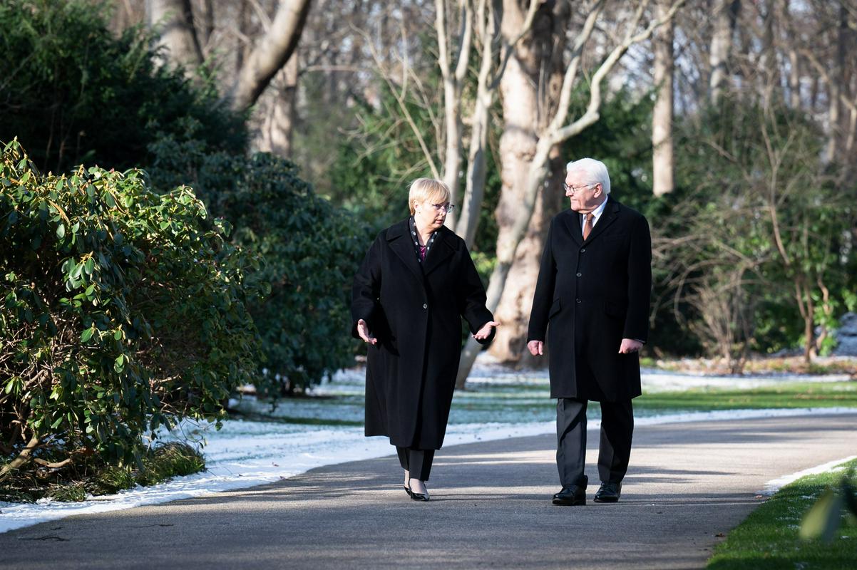 Predsednica Slovenije in nemški predsednik sta se med pogovorom sprehodila tudi po bližnjem parku. Foto: Nataša Pirc Musar/Twitter