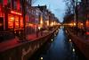 Amsterdam prepovedal uživanje marihuane na ulicah Rdeče četrti