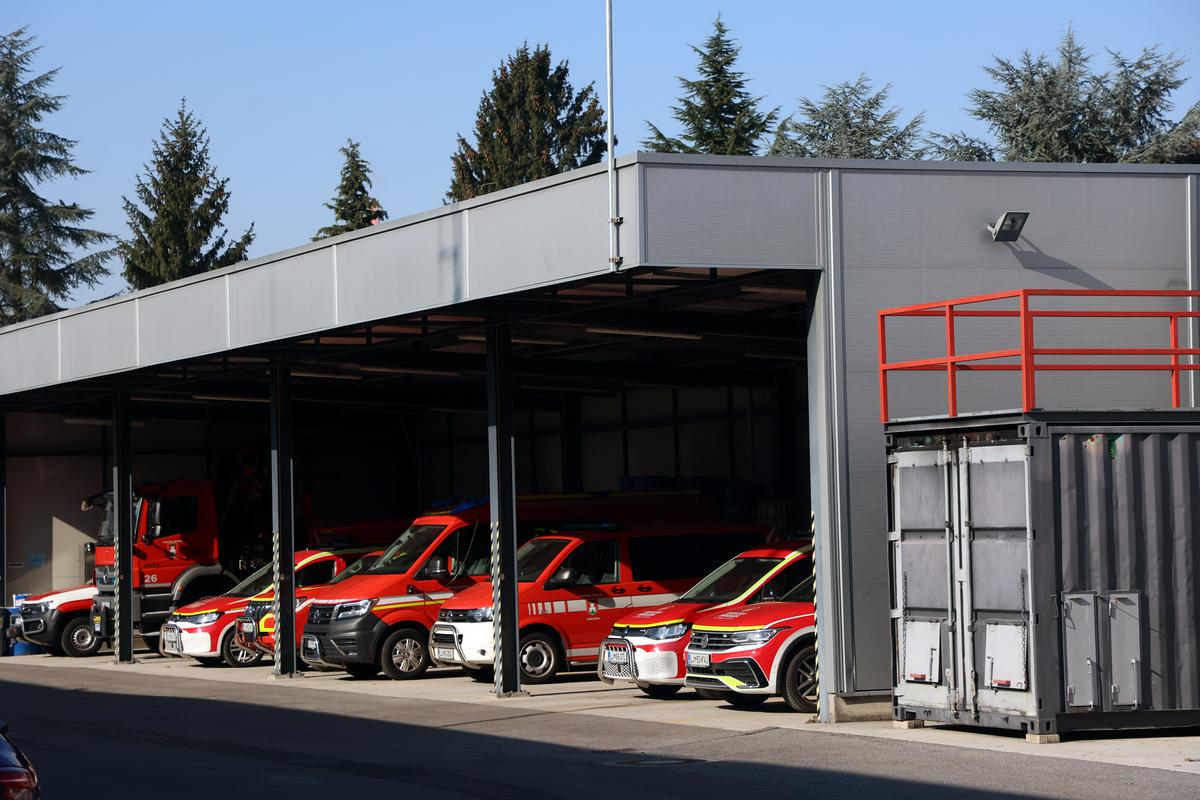 V Sloveniji je nekaj več kot 1000 poklicnih gasilcev, od tega jih je v 14 javnih poklicnih gasilskih enotah dobrih 800. Foto: BoBo/Borut Živulović