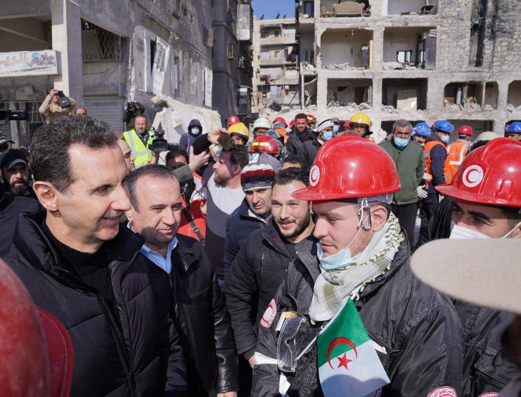 Alep je obiskal sirski predsednik Al Asad (levo). Foto: EPA