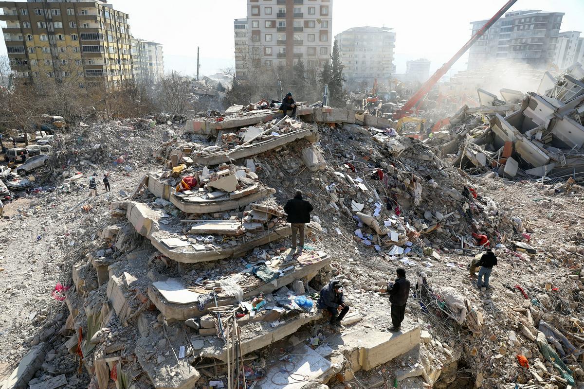 Reševalci se še vedno trudijo najti preživele med ruševinami. Foto: Reuters