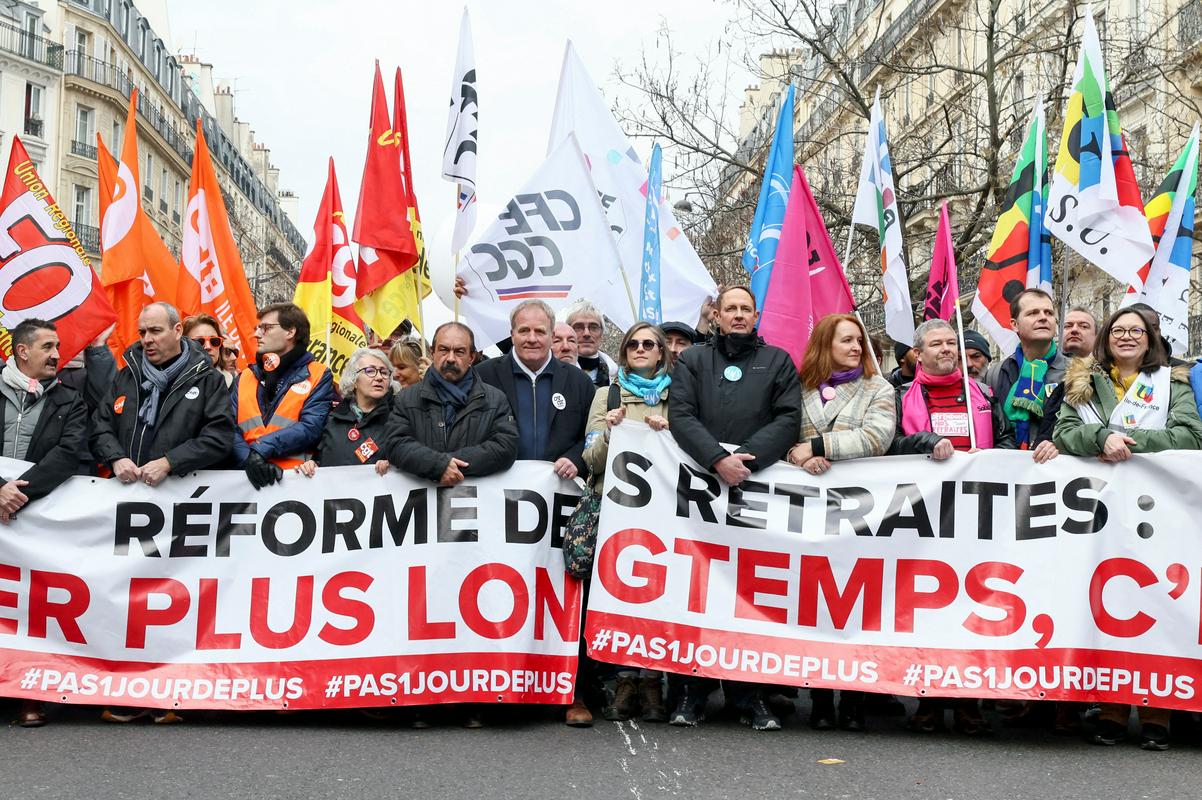 Protestniki zahtevajo umik pokojninske reforme. Foto: Reuters