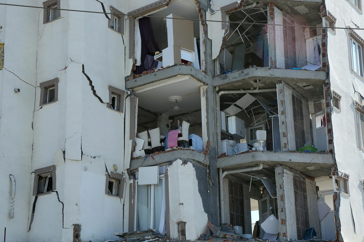 Številne stanovanjske stavbe po potresu niso več primerne za bivanje. Foto: Reuters