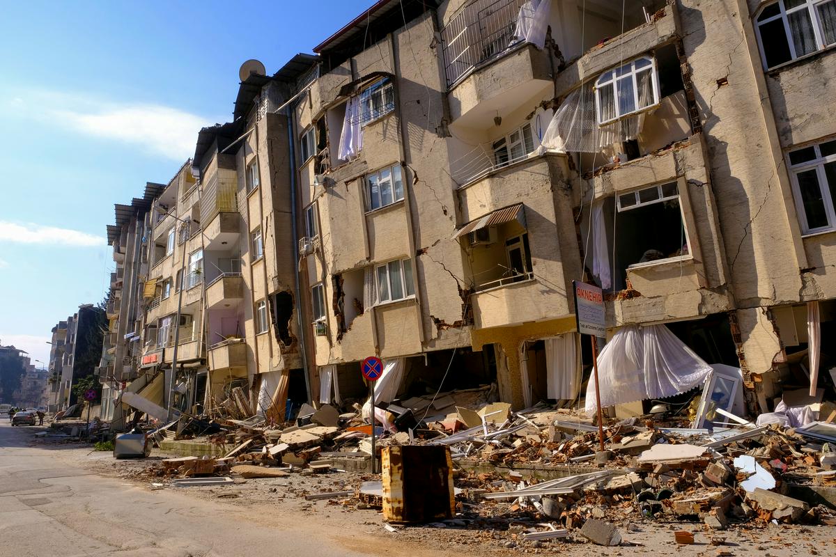 Številne stavbe bo zaradi prehudih poškodb treba povsem porušiti. Foto: Reuters