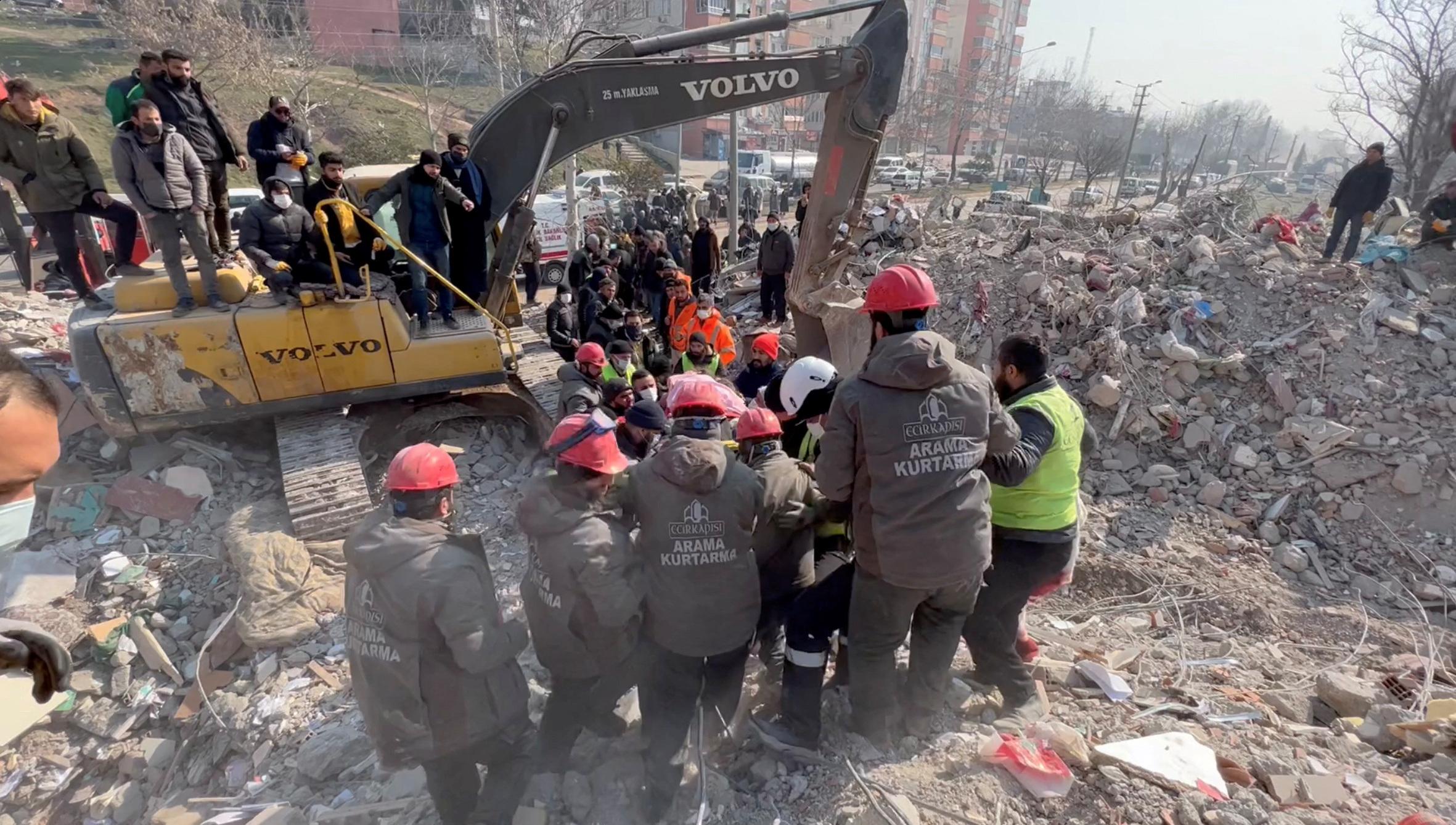 V Turčiji rešili dva moška, ki sta pod ruševinami preživela skoraj 198 ur