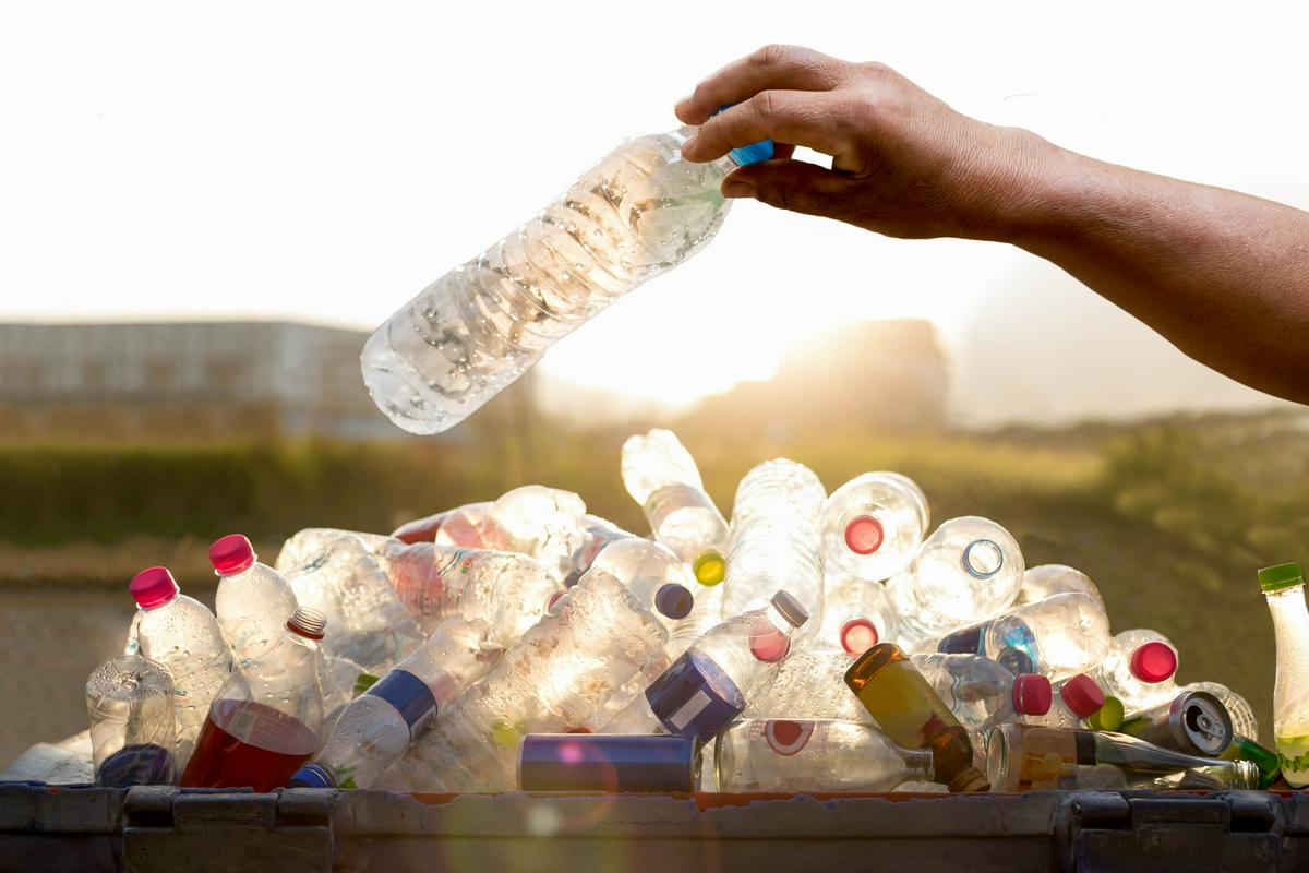 Po podatkih statističnega urada je bilo lani v Sloveniji približno 317 tisoč ton odpadne embalaže, kar je skoraj desetino več kot leta 2019. Foto: Shutterstock