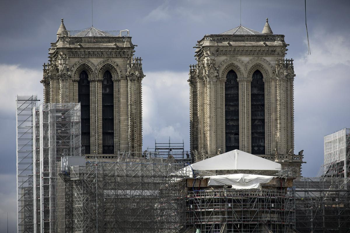 V katedrali Notre-Dame v Parizu je 15. aprila 2019 izbruhnil požar, ki je uničil stolpič in ostrešje, gasilcem pa je uspelo rešiti konstrukcijo enega od biserov francoske gotske arhitekture. Foto: AP