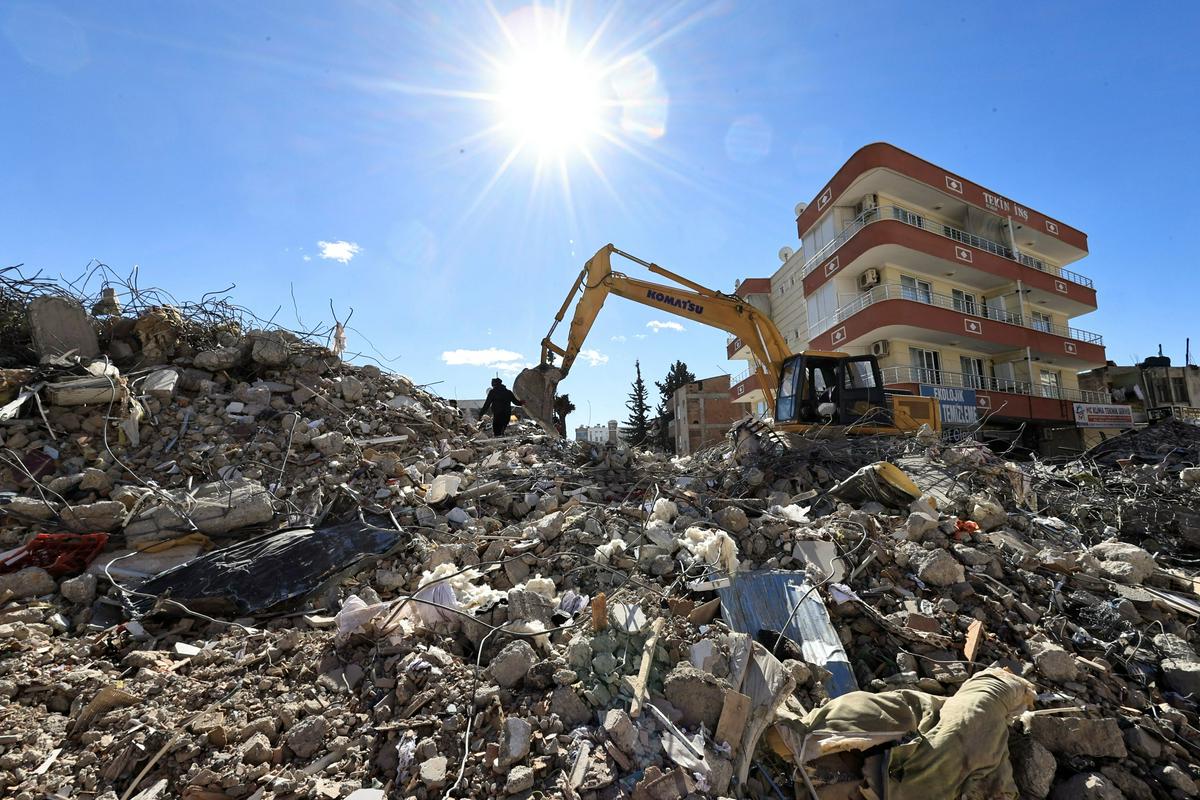 V Turčiji zdaj rušijo v potresu poškodovane stavbe, ki niso več primerne za bivanje in se jih ne da obnoviti. Foto: Reuters