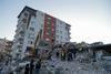 V Turčiji rešili še tri preživele. Med ljudmi vse več jeze nad gradnjo.