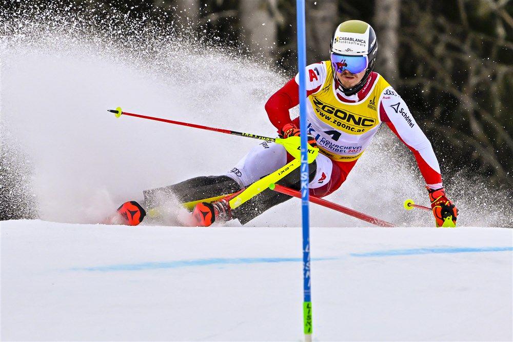 Manuel Feller je na slalomski tekmi po odličnem nastopu na prvi progi na koncu nazadoval s 1. na 7. mesto. Foto: Reuters