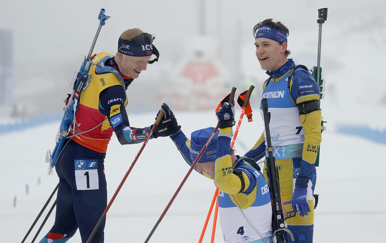 JT Boe je v zadnjih metrih prenehal preganjati Šveda in se je priklonil navijačem v Oberhofu, po prečkanju ciljne črte pa čestital Samuelssonu (št. 4) in Ponsiluomi (št. 7), ki sta bila za konec SP-ja prehitra in preveč natančna za novega biatlonskega kralja. Foto: EPA