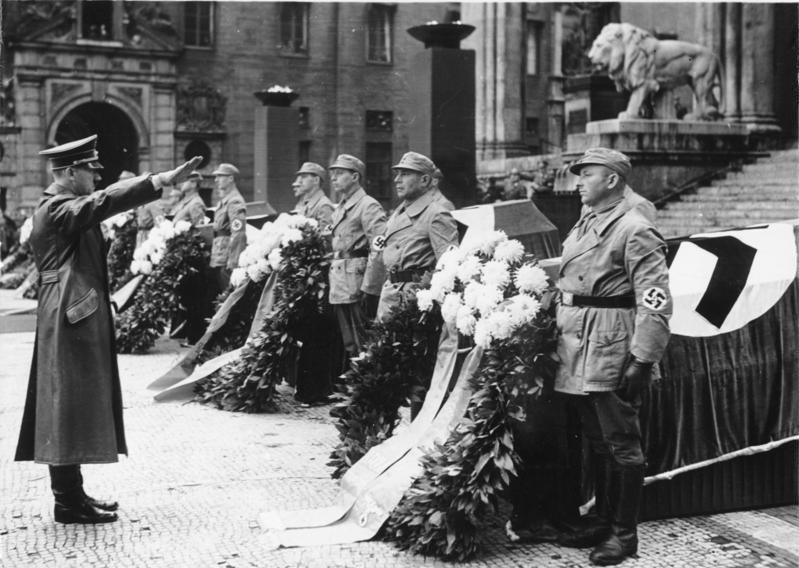 Leto 1923 je bilo tudi leto spodletelega Hitlerjevega puča v Berlinu, ki pa je vseeno nakazal, da je imel Hitler že leta 1923 veliko privržencev. Na posnetku iz tega leta je Hitler pred spomenikom Feldherrenhalle. Foto: Bundesarchiv/Wikimedia Commons