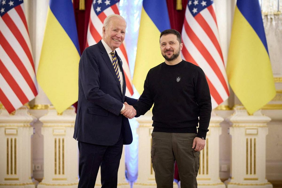 Biden in Zelenski. Pred prihodom Bidna so se v Kijevu oglasile sirene za zračni napad, a ni bilo poročil o ruskih napadih. ZDA so sicer nekaj ur pred obiskom o tem obvestile Rusijo. Foto: Reuters