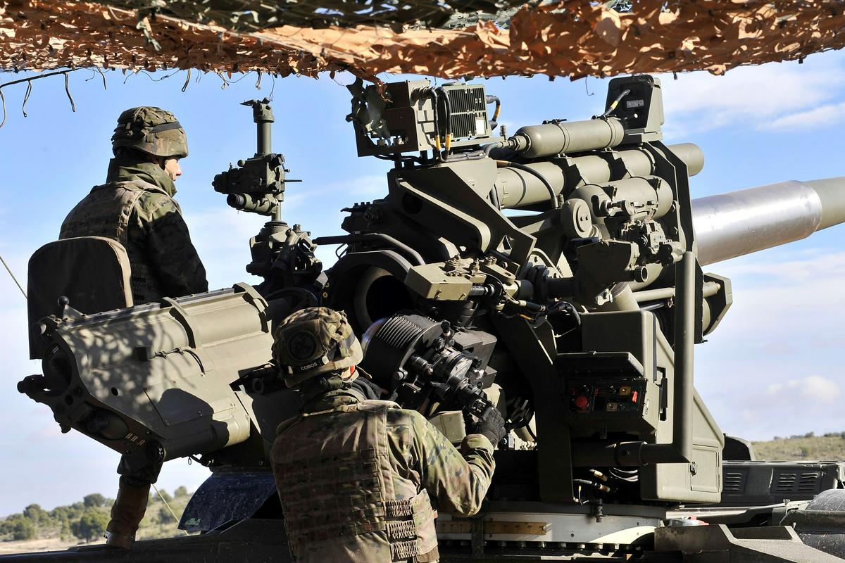 155 mm je topniški kaliber Natovega standarda, ki se uporablja v poljskih topovih in havbicah. Na fotografiji španska vojska na vajah s havbicami Santa Barbara leta 2019. Foto: EPA