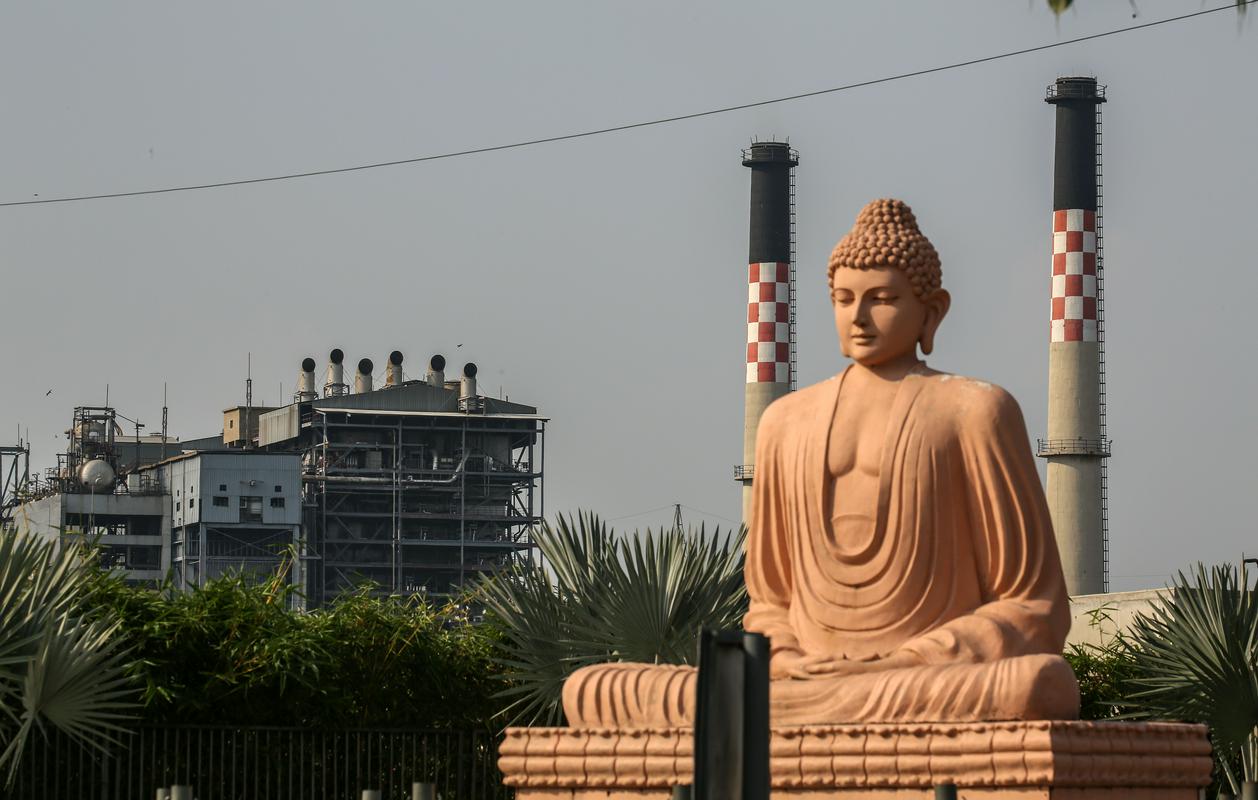Termoelektrarna AMGEN v mestu Ahmedabad za ogromnim kipom Bude. Foto: EPA