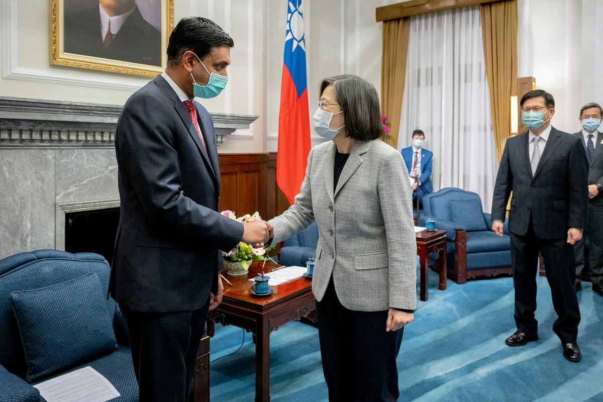 Vodja ameriške delegacije Ro Khaana in tajvanska predsednica Caj Ingven. Foto: Reuters